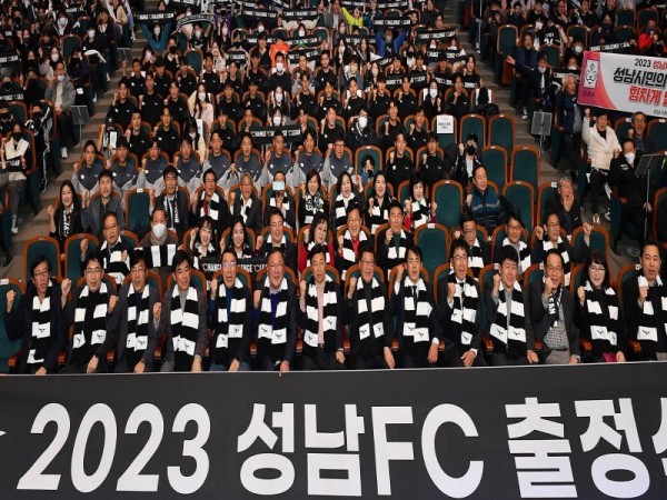 체육진흥과-성남FC는 2월 18일 성남시청 온누리에서 시민들과 함께하는 ‘2023 시즌 출정식’을 했다.jpg