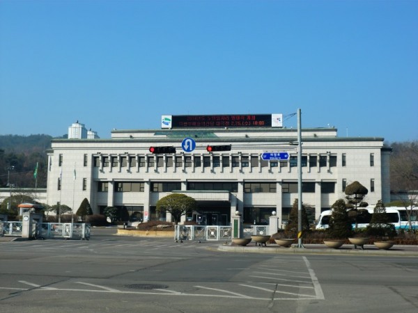 Uijeongbu_City_Hall.jpg