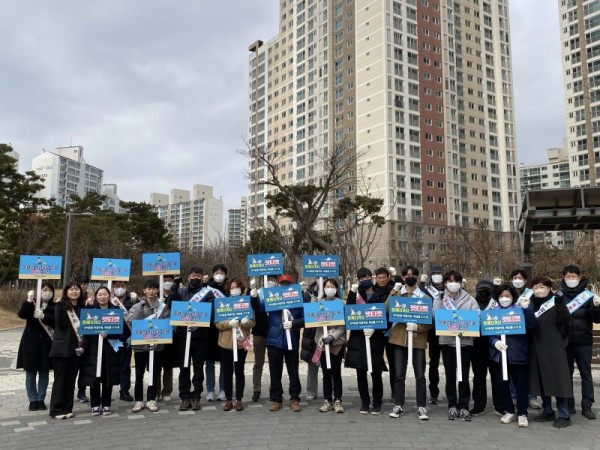 4-1. 클린도시사업소 도시공원 정화캠페인(단체사진).jpg