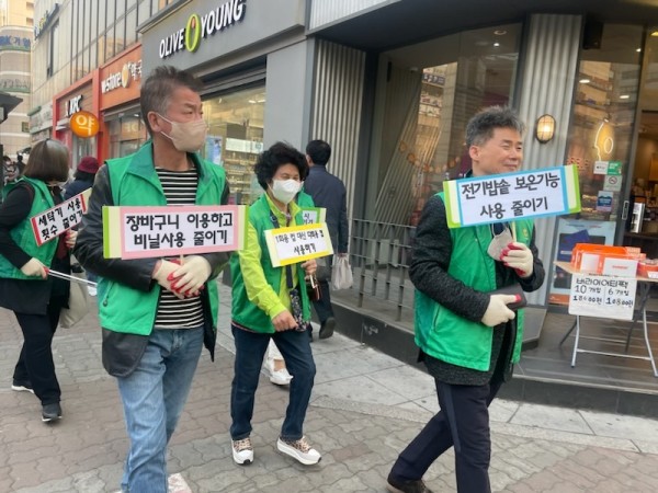 (광명5)광명시 하안3동 새마을부녀회·지도자협의회는 지난 21일 하안상업지구 일대에서 줍킹 캠페인을 펼쳤다.jpg