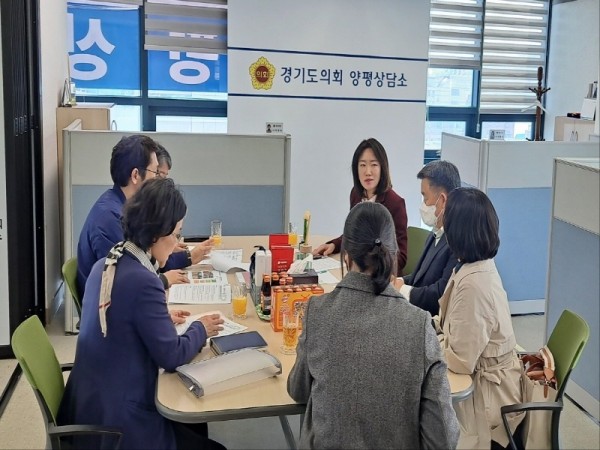 230328 이혜원 의원, 경기도사회서비스원 지역사회서비스투자사업 업무보고 관련 정담회 개최 (1).jpg