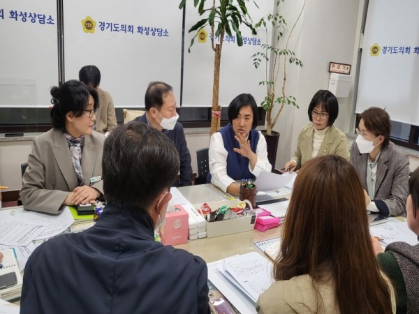 230331 이은주 의원, 화성시 자체추진 친환경 학교급식 공급단가 인하위한 정담회 개최 (1).jpg