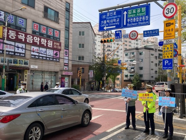 부천원미경찰서 교통과 (스쿨존 사고 예방 위해 단속과 홍보활동 강화, 부천 3대 꽃 축제장 교통안전 홍보활동 등)1.JPG