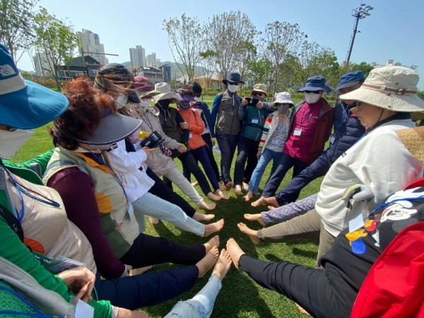 2.어싱길을 체험하는 순천시민들1.jpg