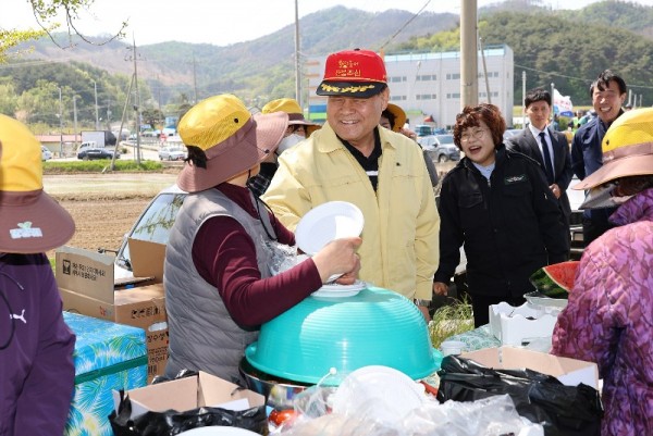 (사진)_동해시, 올해 ‘첫 모내기’로 풍년농사 기원 (9).jpg