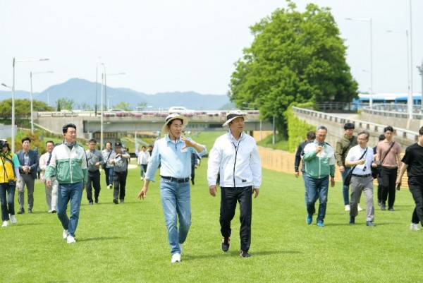 노관규 시장이 오세훈 시장과 그린아일랜드를 걸으며 정원박람회를 설명하고 있다.jpg