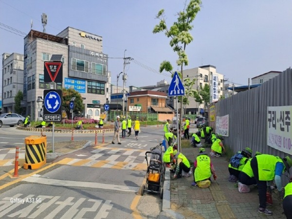 [크기변환]지역01- 도자기 축제 맞아 중앙동 어르신들 환경정화활동 열심 (2).jpg