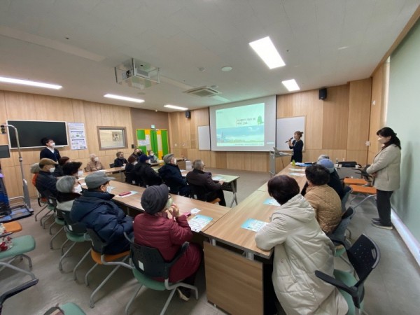 2. 용인특례시가 2023년 경기도 미세먼지 저감 우수 시군 평가에서 2년 연속 최우수 기관으로 선정됐다. 용인특례시가 미세먼지 집중관리구역 내 미세먼지 취약계층을 대상으로 교육을 실시하고 있다..jpg