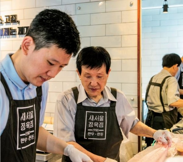 (광명1)광명시가 ‘백년가게’ 등 광명시민에게 꾸준히 사랑받고 성장 잠재력이 높은 소상공인과 점포를 찾아 적극 육성하기로 했다(광명시 백년가게 새서울정육점).JPG