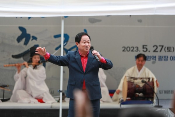 (사진3)‘퇴계원산대놀이 축제’에 참석한 주광덕 남양주시장.jpg