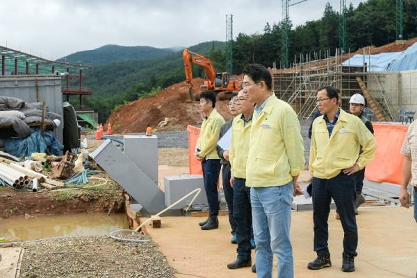 지난 16일 서면 대규모 개발현장을 찾아 점검하는 노관규 순천시장.jpg