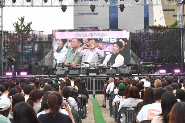 사본 -신상진 성남시장  도심 속 야외 음악 축제 ‘2023 피크닉콘서트’ 관람(2).jpg