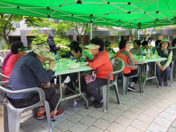 11 도사동, ‘제2회 항꾸네 오천대광아파트 어르신 경로잔치 ’열어.jpg