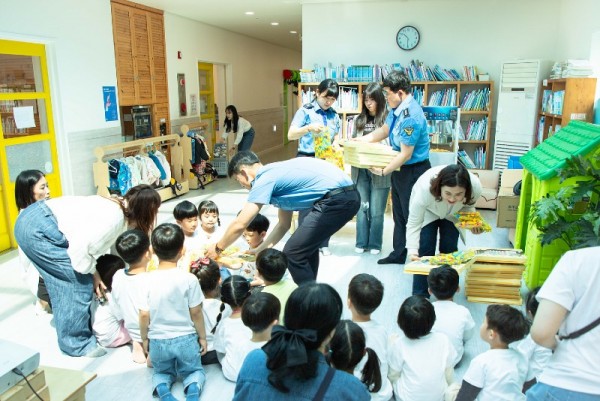 사본 -어린이날 기념 선물 증정 (2).jpg