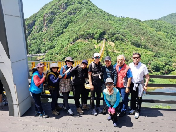 지역01-여주시 오학동싸리산축제위원회, 금산군 월영산 벤치마킹 방문 -출렁다리 앞에서.jpg