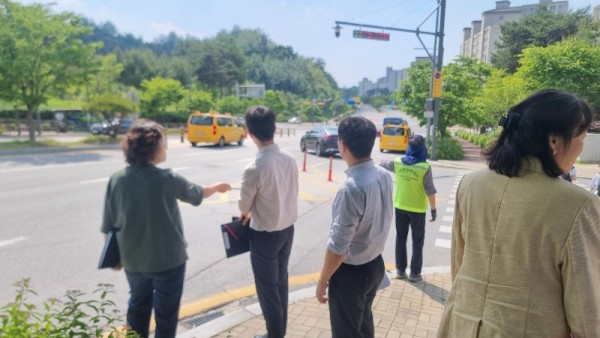 [0521]2.사진자료(학교 밖 등하굣길 교통안전 합동점검 실시).jpg