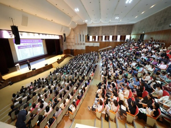 4일 안양시청 강당이 학부모와 교육에 관심있는 시민 등 800여명으로 가득 찼다.jpg