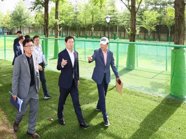 5-1. 이상일 용인특례시장이 지난 24일 수지구 죽전2동 주민들과 소통간담회에서 수지아르피아 파크골프장 운영에 대한 건의가 나오자 현장을 직접 방문해 확인했다..jpg