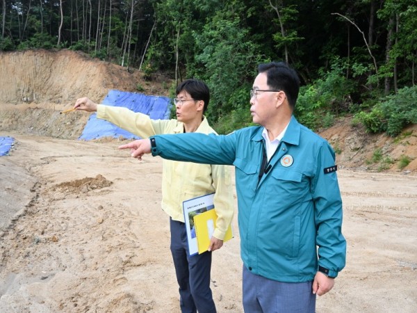 보도사진(강수현 양주시장이 수해 우려지역인 회정동을 찾아 현장 설명을 듣고있다.)2.jpg