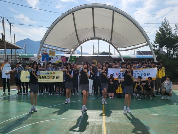 240729_학교와_지역_곳곳에서_학교폭력_예방_노력_학교폭력제로_챌린지에_6_300여_명_참여(생활인성교육과)_(사진3)_학교폭력제로_캠페인.jpg