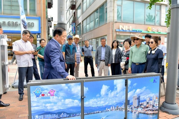 20240811 태양광 자동접이식 생활쓰레기 수거함 준공 현장 (1).jpg