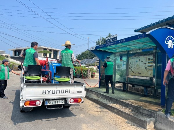 07 개군면새마을회 승강장 청소 (1).jpg