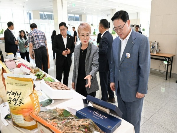 보도사진(강수현 양주시장이 연구회 회원들이 재배한 농특산물을 보고 있다).jpg