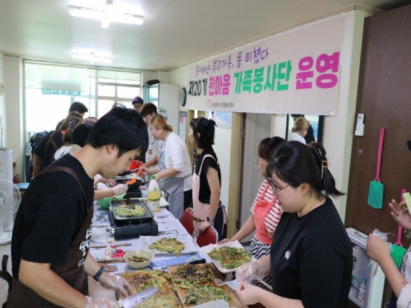 3. 자원봉사센터 한마음가족봉사단, 경로당 어르신 식사 대접 나서(1).jpg