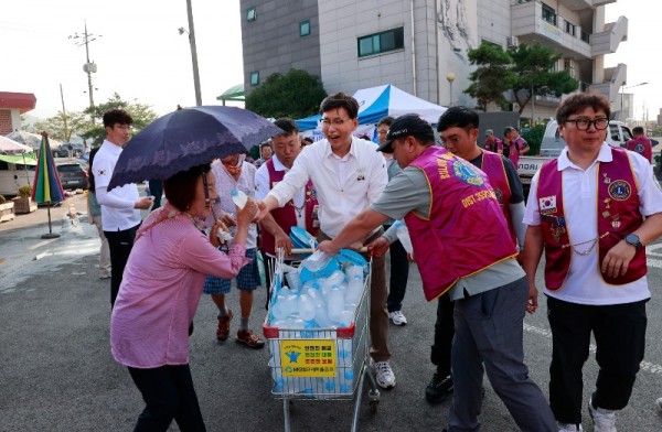 2024.8.24 보성군 국제라이온스협회 벌교 매일시장에서 생수, 부채 나눔 봉사(3).jpg