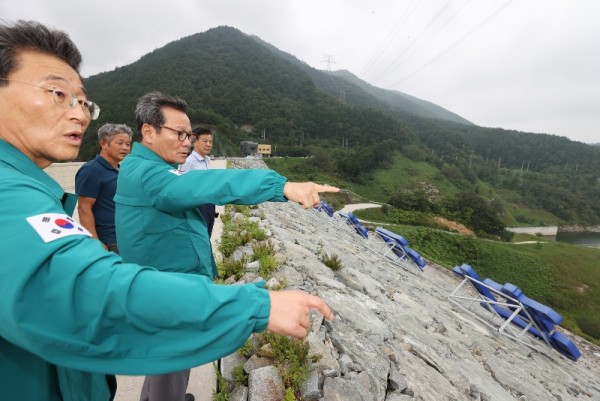 김홍규 강릉시장, 가뭄 장기화에 따른 오봉저수지 현장 점검 02.jpeg