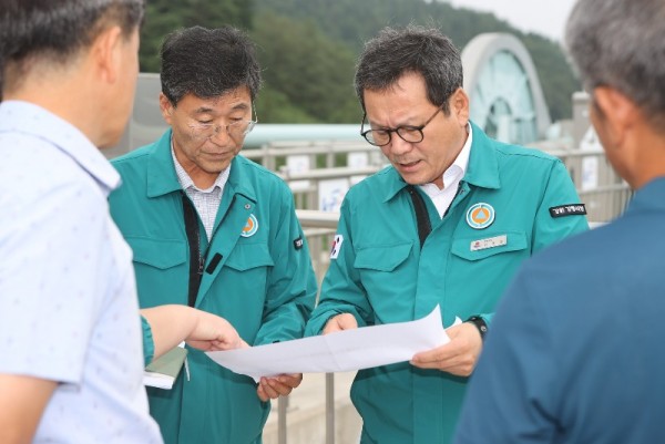 김홍규 강릉시장, 가뭄 장기화에 따른 오봉저수지 현장 점검 01.jpeg