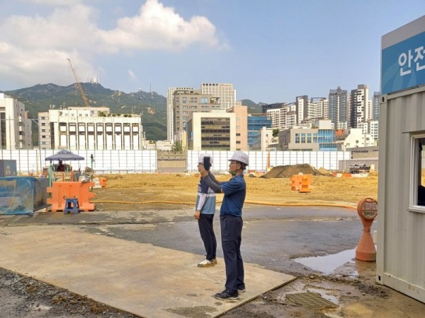 과천시 시민환경감시단 활동 모습(시민 환경감시원이 건설현장에서 감시활동을 하고 있다).jpg