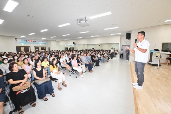 (사진3)하남시, ‘기부천사’ 가수 션 초청 「지금은 선물이다」 명사 특강.jpg