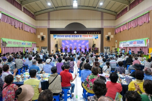 승주읍민이 승주초등학교 체육관에 모여 주민총회 식전행사를 즐기고 있다.jpg