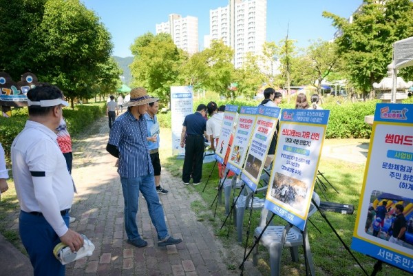 10 서면 주민총회에서 주민들이 2025년 주민참여예산 사업에 투표를 하고 있다.jpg