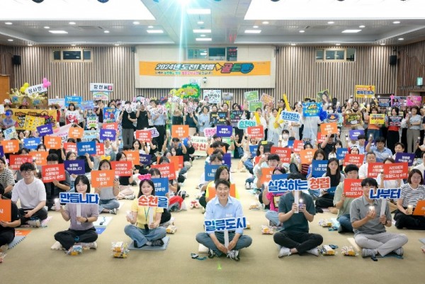 순천시 공직자들이 _나부터 실천하는 청렴, 일류도시 순천을 만듭니다_ 피켓을 들고 청렴을 다짐하고 있다.jpg