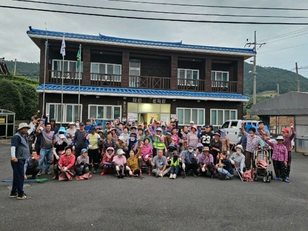 3 와온 공동체에서 어장 및 해안가에 버려진 해양쓰레기 수거 등 환경 정화활동을 마치고 사진을 찍고 있다..jpg