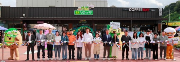 1. 보성군, 녹차골보성향토시장 ‘BS청춘마켓’ 성공적으로 개장_ BS청춘마켓 개장식을 맞이하여 김철우 보성군수 와 BS청춘마켓 청년 창업자들이 축하 테이프 커팅식을 진행하고 있다.JPG