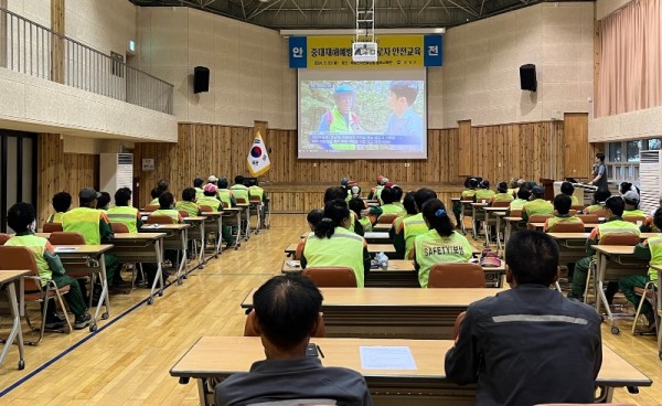 2. 보성군 산림600, 산림근로자 중대재해예방 안전보건교육 실시_산림근로자 중대재해예방 안전보건교육을 받고있다.jpg