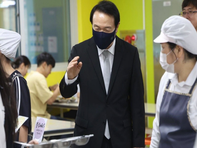임태희 경기도교육감이 4일 오후 경기도 수원의 한 중학교를 방문해 급식 현장을 살펴보고 있다 (사진) (5).jpg