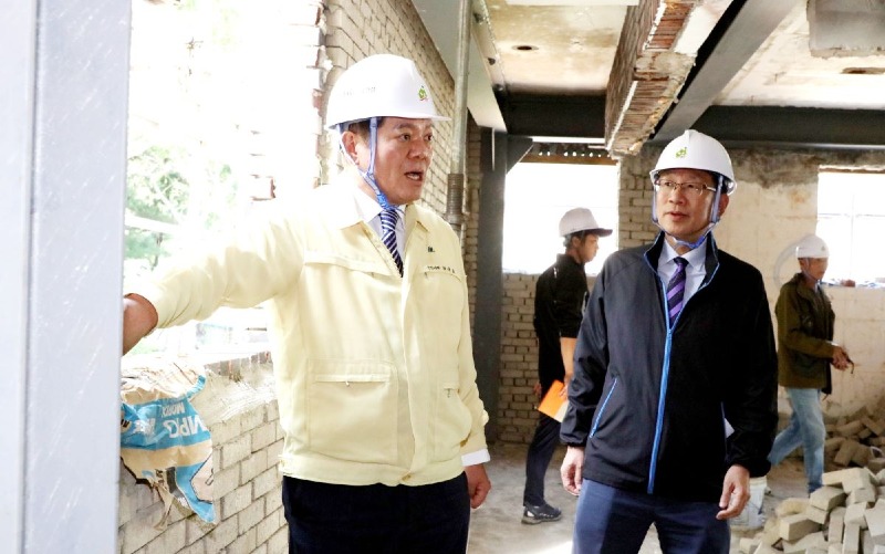 최대호 안양시장이 6일 기후 및 환경문제에 대한 홍보와 교육 등을 위해 건립 중인 ‘기후 에코그린센터’ 현장을 방문해 진행상황을 점검했다. (2).jpg