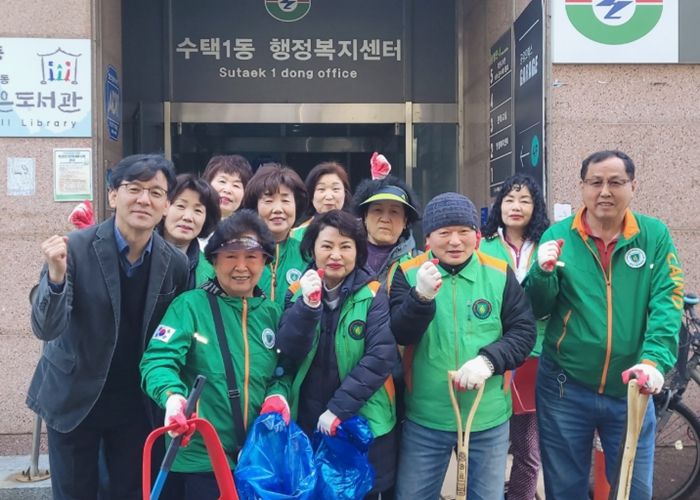 수택1동 자율방재단이 예찰 및 환경정화 활동을 하고 있다.