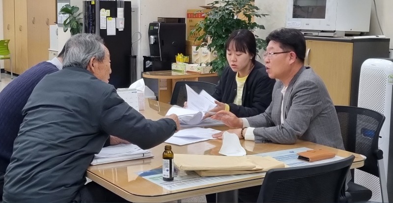 1.민원 상담 중인 조근환 종합허가과장 2.jpg