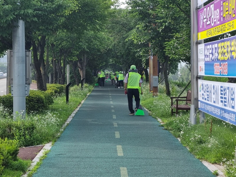 [크기변환]지역02-여주시 오학동 어르신일자리 강변 걷고싶은거리 위 버찌 제거 청소활동 4.jpg