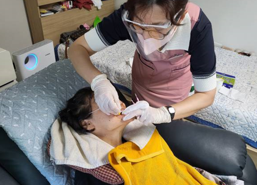 사진2(횡성군, 중증장애인을 위한 가정방문 구강 관리 실시).png