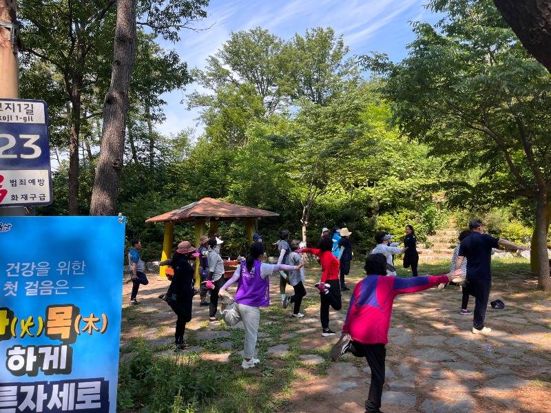[건강관리과]화목하게 바른자세로 걷기.jpg