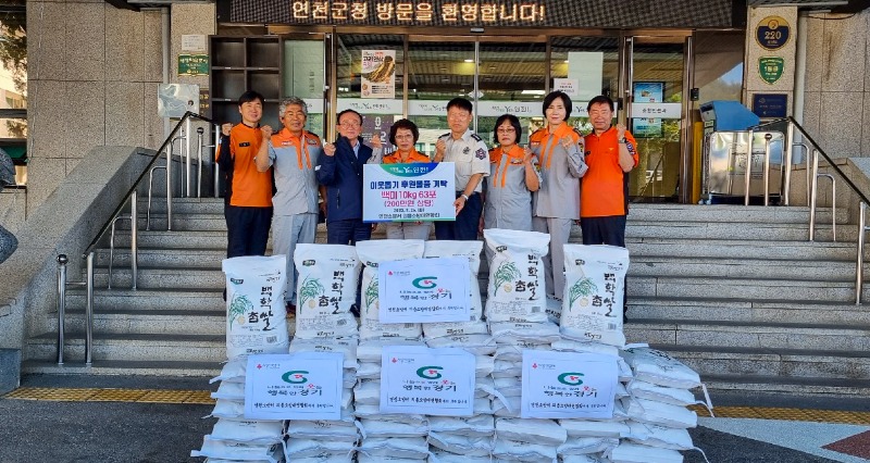 (사진)6. 연천소방서 의용소방대 연합회, 백미(10kg) 63포 기탁.jpg
