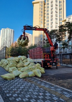 5.고양시, 공원 낙엽 460톤 수거.jpg