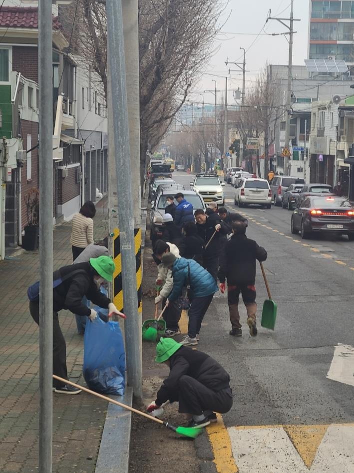 2.5 지원1동, 설맞이 마을 대청소(사진).jpg