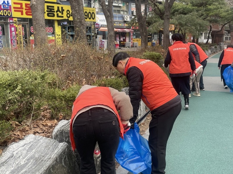 6.신곡2동(신곡2동, 주민들과 새봄맞이 대청소 실시)1.jpg